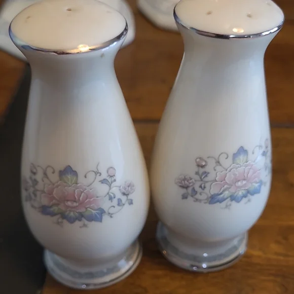 Lenox China Salt & Pepper "Charleston" Pattern - Picture 4 of 4